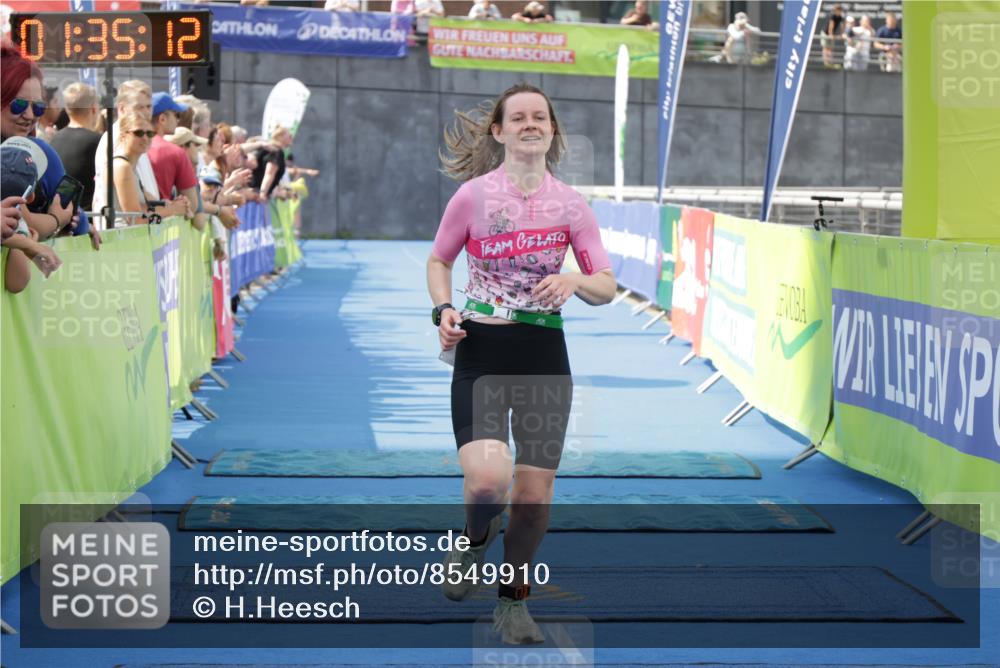 10.08.2025 - GEWOBA Citytriathlon Bremen H.Heesch http://msf.ph/oto/8549910 10.08.2025 11:38:53 Ziel 458, 464 meine-sportfotos.de