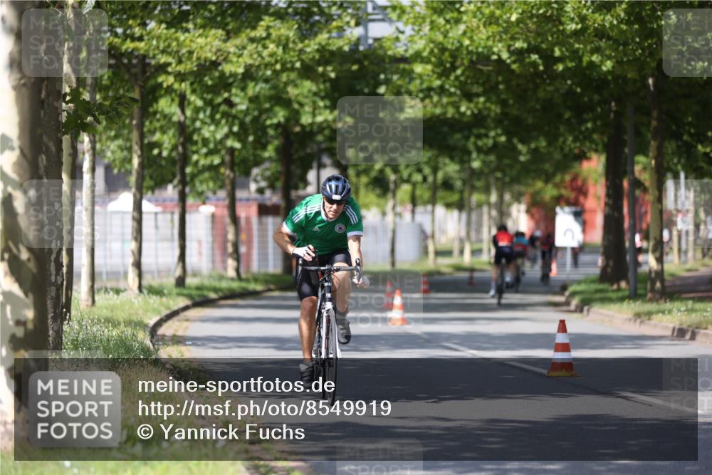 10.08.2025 - GEWOBA Citytriathlon Bremen Yannick Fuchs http://msf.ph/oto/8549919 10.08.2025 12:20:41 Radfahren 563, 631, 734, 829, 899, 900, 940, 1001 meine-sportfotos.de