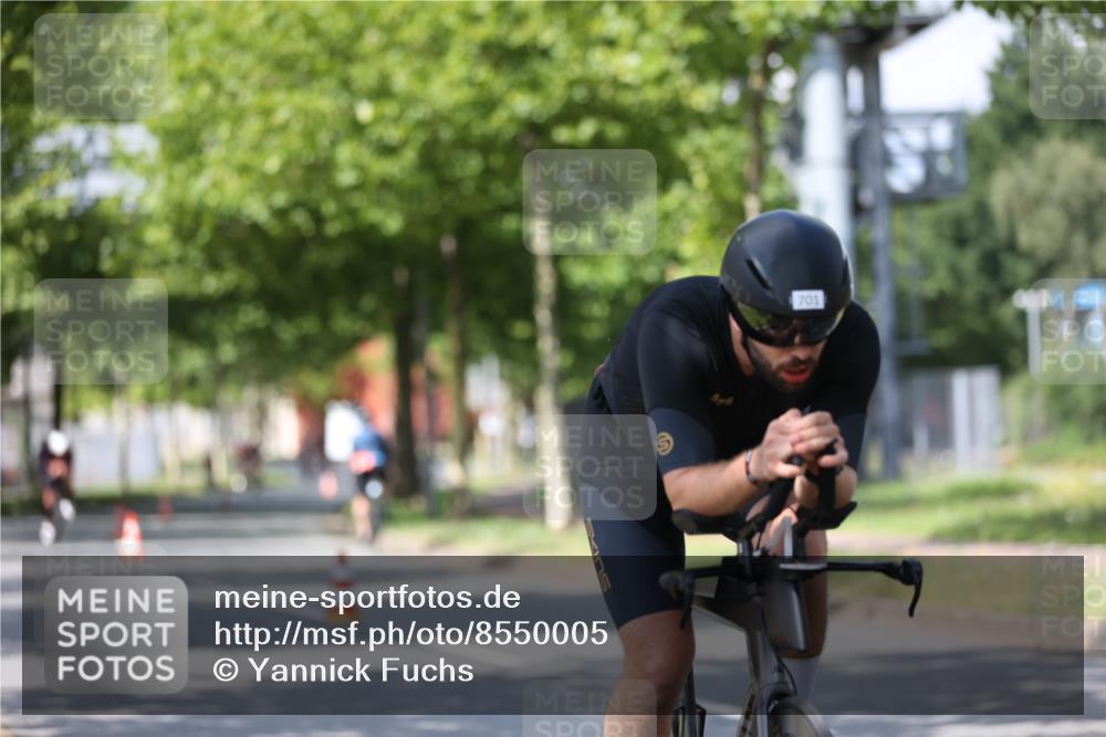 10.08.2025 - GEWOBA Citytriathlon Bremen Yannick Fuchs http://msf.ph/oto/8550005 10.08.2025 12:20:58 Radfahren 558, 581, 662, 701, 758, 772, 795, 869, 899, 940, 969, 1001 meine-sportfotos.de