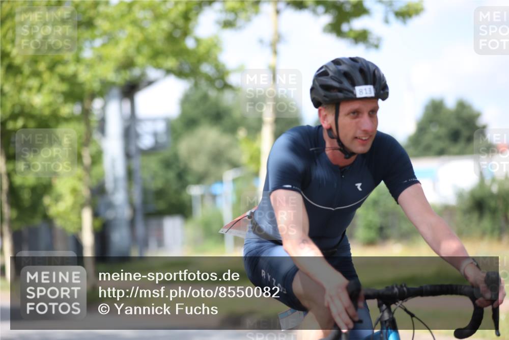 10.08.2025 - GEWOBA Citytriathlon Bremen Yannick Fuchs http://msf.ph/oto/8550082 10.08.2025 12:21:13 Radfahren 555, 558, 581, 618, 662, 701, 758, 761, 785, 813, 869, 913, 969, 975, 1002 meine-sportfotos.de