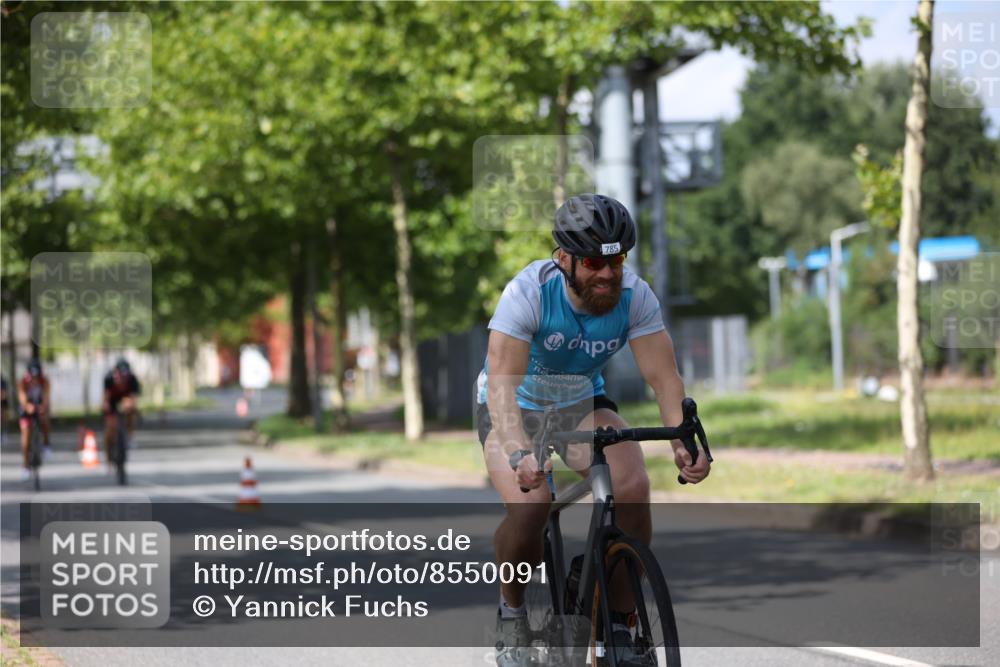 10.08.2025 - GEWOBA Citytriathlon Bremen Yannick Fuchs http://msf.ph/oto/8550091 10.08.2025 12:21:19 Radfahren 555, 618, 662, 758, 761, 785, 813, 869, 913, 949, 969, 975, 1002 meine-sportfotos.de