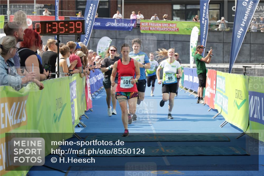 10.08.2025 - GEWOBA Citytriathlon Bremen H.Heesch http://msf.ph/oto/8550124 10.08.2025 11:39:21 Ziel 63, 65, 101 meine-sportfotos.de
