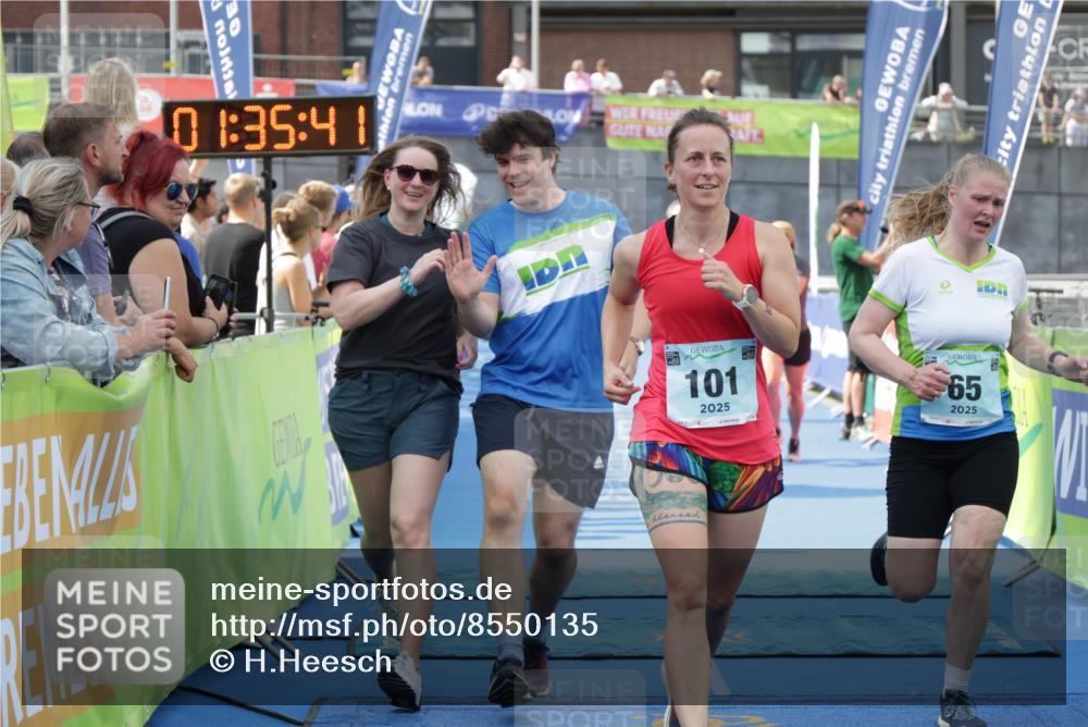 10.08.2025 - GEWOBA Citytriathlon Bremen H.Heesch http://msf.ph/oto/8550135 10.08.2025 11:39:23 Ziel 63, 65, 101 meine-sportfotos.de