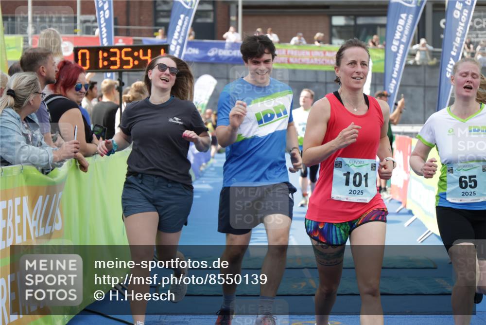 10.08.2025 - GEWOBA Citytriathlon Bremen H.Heesch http://msf.ph/oto/8550139 10.08.2025 11:39:23 Ziel 63, 65, 101 meine-sportfotos.de