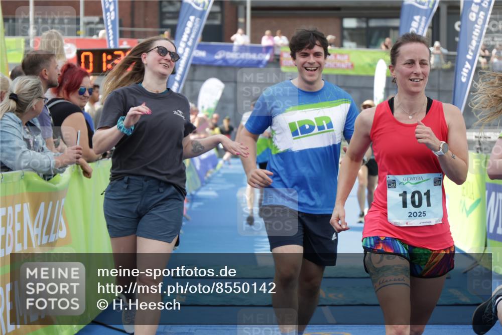 10.08.2025 - GEWOBA Citytriathlon Bremen H.Heesch http://msf.ph/oto/8550142 10.08.2025 11:39:23 Ziel 63, 65, 101 meine-sportfotos.de