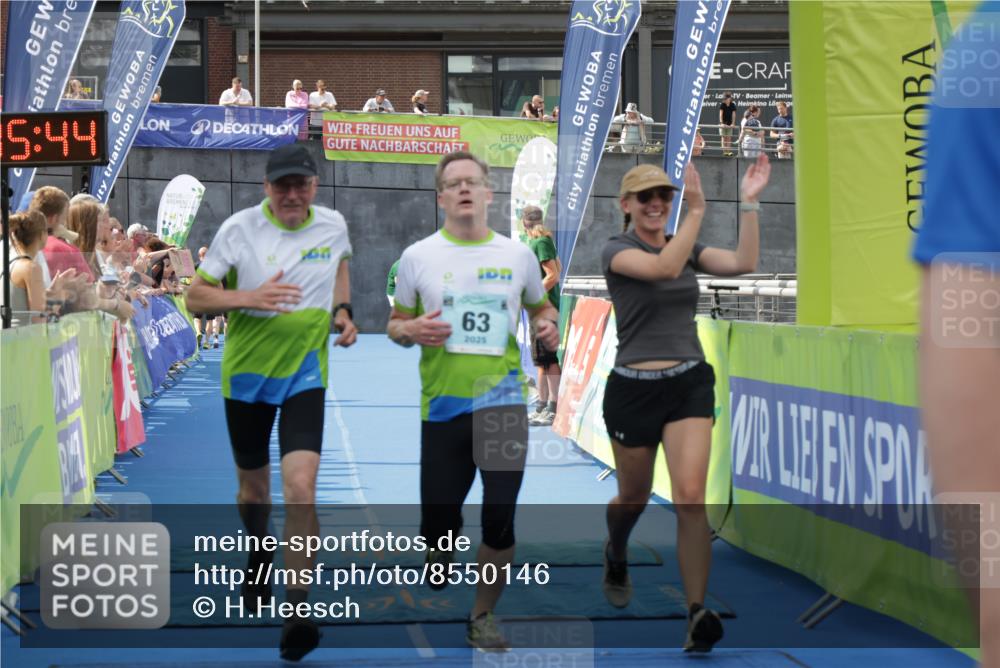 10.08.2025 - GEWOBA Citytriathlon Bremen H.Heesch http://msf.ph/oto/8550146 10.08.2025 11:39:26 Ziel 63, 65, 101 meine-sportfotos.de