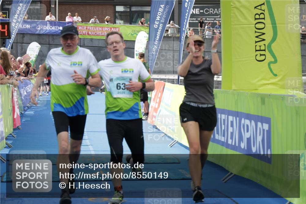 10.08.2025 - GEWOBA Citytriathlon Bremen H.Heesch http://msf.ph/oto/8550149 10.08.2025 11:39:26 Ziel 63, 65, 101 meine-sportfotos.de