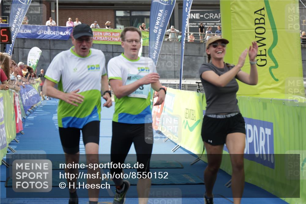 10.08.2025 - GEWOBA Citytriathlon Bremen H.Heesch http://msf.ph/oto/8550152 10.08.2025 11:39:26 Ziel 63, 65, 101 meine-sportfotos.de