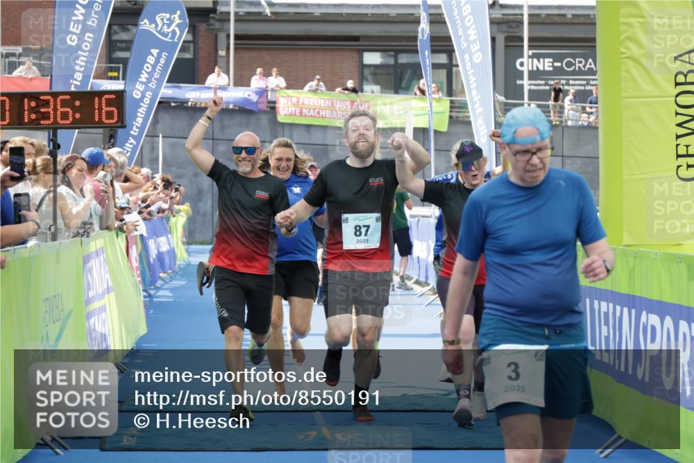 10.08.2025 - GEWOBA Citytriathlon Bremen H.Heesch http://msf.ph/oto/8550191 10.08.2025 11:39:58 Ziel 3, 87, 95, 135 meine-sportfotos.de
