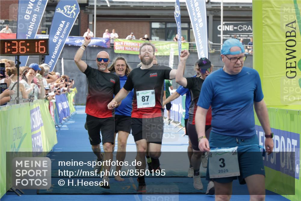 10.08.2025 - GEWOBA Citytriathlon Bremen H.Heesch http://msf.ph/oto/8550195 10.08.2025 11:39:58 Ziel 3, 87, 95, 135 meine-sportfotos.de
