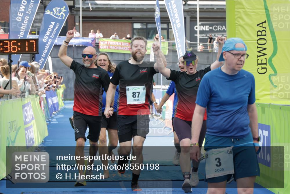 10.08.2025 - GEWOBA Citytriathlon Bremen H.Heesch http://msf.ph/oto/8550198 10.08.2025 11:39:59 Ziel 3, 87, 95, 135 meine-sportfotos.de