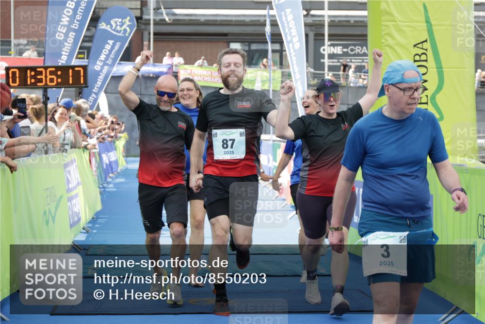 10.08.2025 - GEWOBA Citytriathlon Bremen H.Heesch http://msf.ph/oto/8550203 10.08.2025 11:39:59 Ziel 3, 87, 95, 135 meine-sportfotos.de