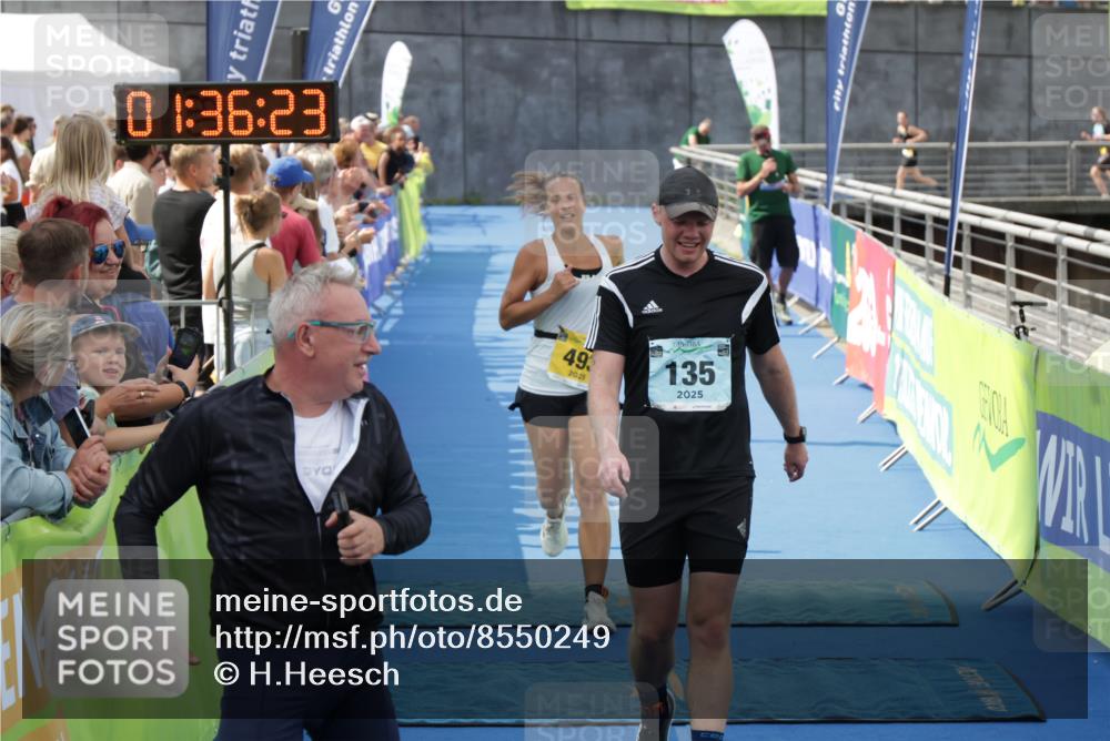 10.08.2025 - GEWOBA Citytriathlon Bremen H.Heesch http://msf.ph/oto/8550249 10.08.2025 11:40:05 Ziel 87, 95, 135, 493 meine-sportfotos.de