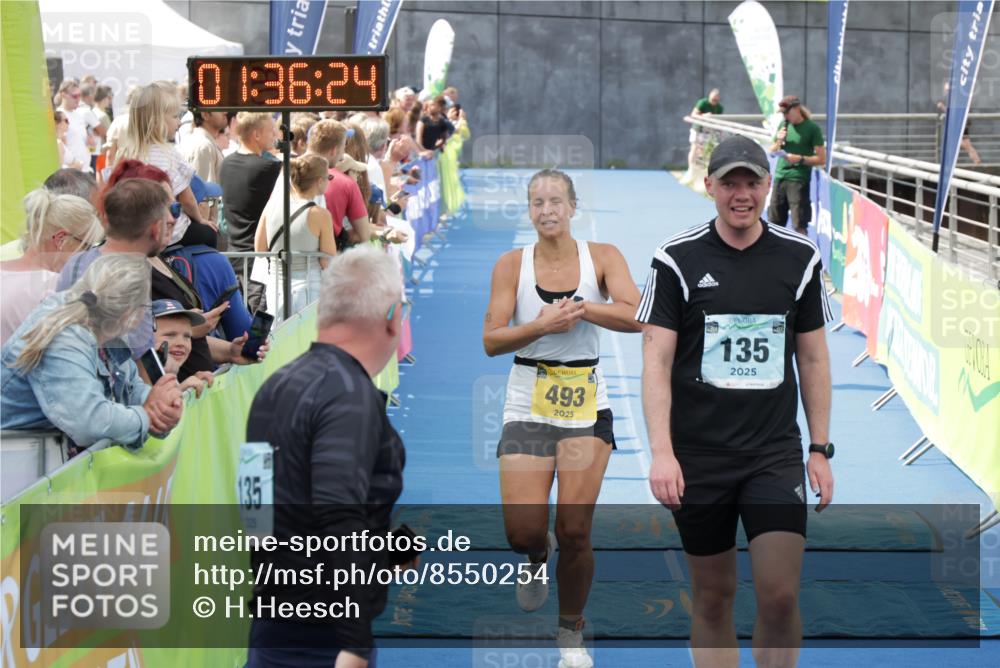 10.08.2025 - GEWOBA Citytriathlon Bremen H.Heesch http://msf.ph/oto/8550254 10.08.2025 11:40:06 Ziel 95, 135, 493 meine-sportfotos.de