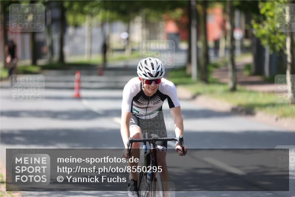 10.08.2025 - GEWOBA Citytriathlon Bremen Yannick Fuchs http://msf.ph/oto/8550295 10.08.2025 14:12:58 Radfahren 8, 95, 117, 148 meine-sportfotos.de