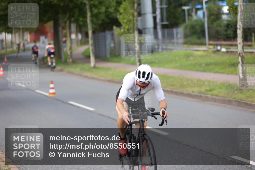 10.08.2025 - GEWOBA Citytriathlon Bremen Yannick Fuchs http://msf.ph/oto/8550551 10.08.2025 12:24:46 Radfahren 597, 660, 672, 698, 705, 737, 880, 890, 896, 954, 955, 1006 meine-sportfotos.de
