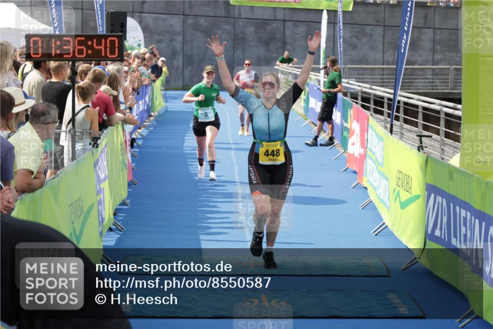 10.08.2025 - GEWOBA Citytriathlon Bremen H.Heesch http://msf.ph/oto/8550587 10.08.2025 11:40:22 Ziel 5, 448, 472 meine-sportfotos.de