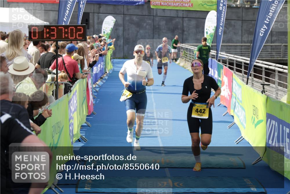 10.08.2025 - GEWOBA Citytriathlon Bremen H.Heesch http://msf.ph/oto/8550640 10.08.2025 11:40:44 Ziel 401, 417, 442, 498 meine-sportfotos.de