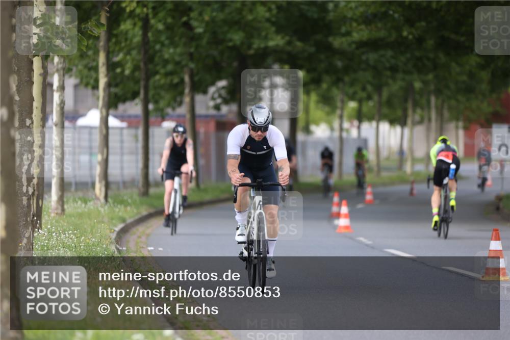 10.08.2025 - GEWOBA Citytriathlon Bremen Yannick Fuchs http://msf.ph/oto/8550853 10.08.2025 12:26:41 Radfahren 574, 628, 644, 668, 710, 731, 837, 846, 889, 903, 930, 939, 946, 972 meine-sportfotos.de