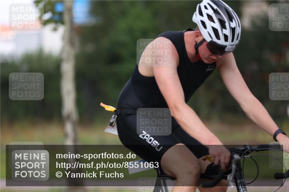 10.08.2025 - GEWOBA Citytriathlon Bremen Yannick Fuchs http://msf.ph/oto/8551063 10.08.2025 12:27:58 Radfahren 593, 669, 674, 676, 697, 712, 713, 716, 800, 819, 885, 907, 963 meine-sportfotos.de