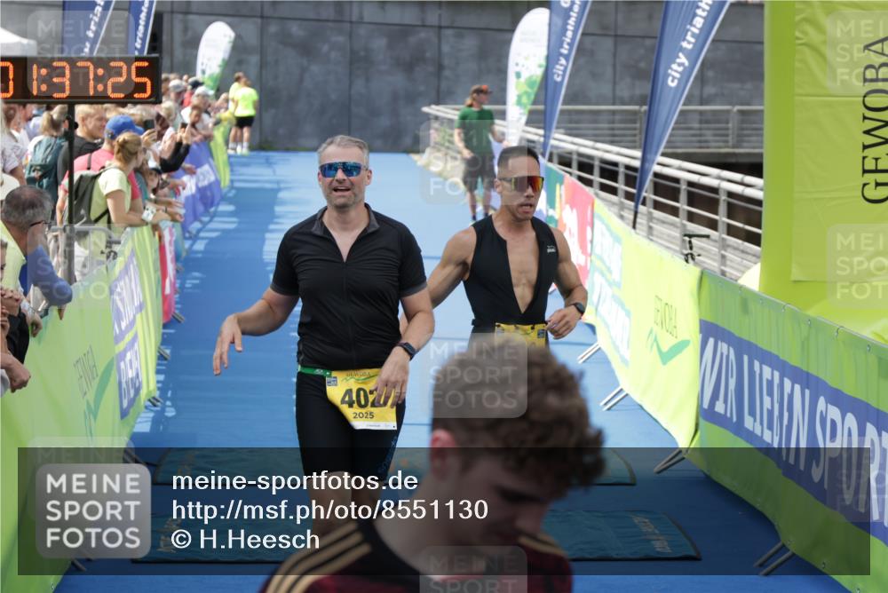 10.08.2025 - GEWOBA Citytriathlon Bremen H.Heesch http://msf.ph/oto/8551130 10.08.2025 11:41:06 Ziel 55, 223, 402, 410 meine-sportfotos.de