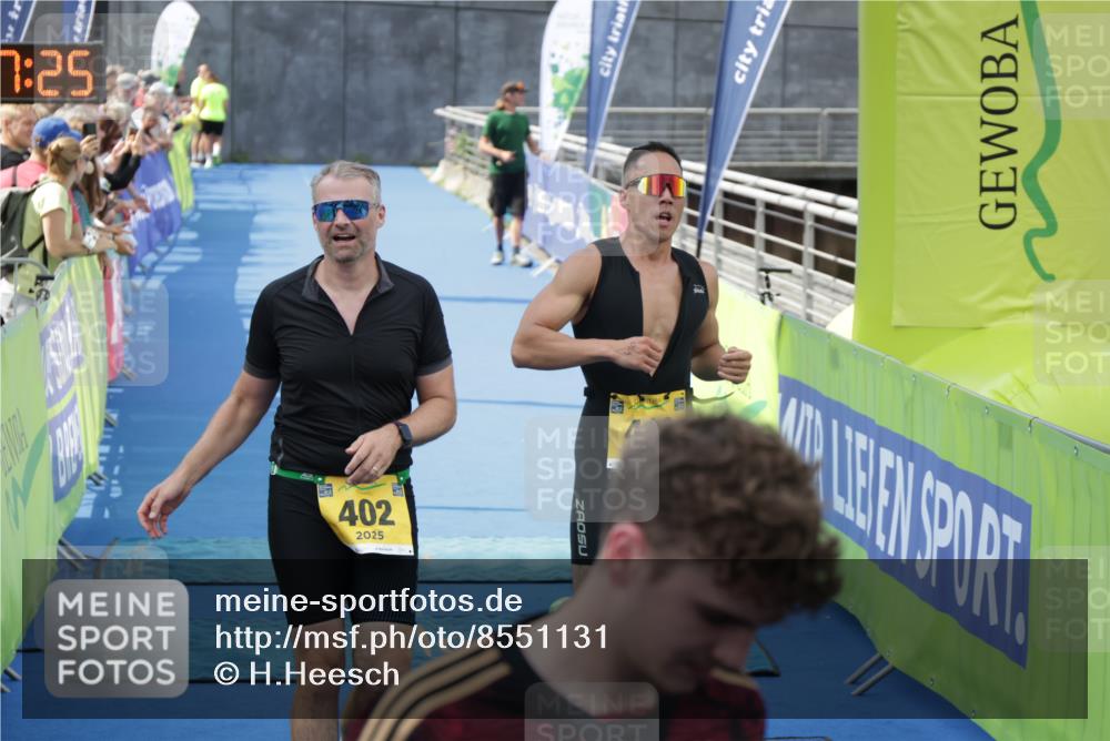 10.08.2025 - GEWOBA Citytriathlon Bremen H.Heesch http://msf.ph/oto/8551131 10.08.2025 11:41:07 Ziel 55, 223, 402, 410 meine-sportfotos.de
