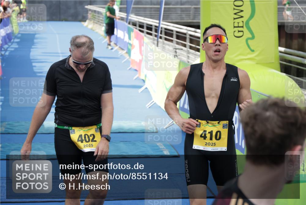 10.08.2025 - GEWOBA Citytriathlon Bremen H.Heesch http://msf.ph/oto/8551134 10.08.2025 11:41:08 Ziel 223, 402, 410 meine-sportfotos.de