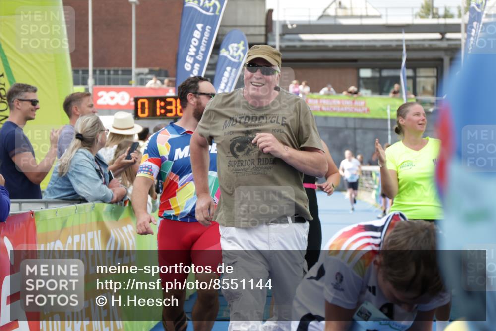 10.08.2025 - GEWOBA Citytriathlon Bremen H.Heesch http://msf.ph/oto/8551144 10.08.2025 11:41:46 Ziel 15, 59, 189, 197 meine-sportfotos.de