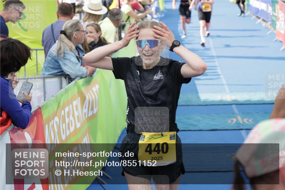 10.08.2025 - GEWOBA Citytriathlon Bremen H.Heesch http://msf.ph/oto/8551152 10.08.2025 11:41:58 Ziel 191, 440, 451, 456 meine-sportfotos.de