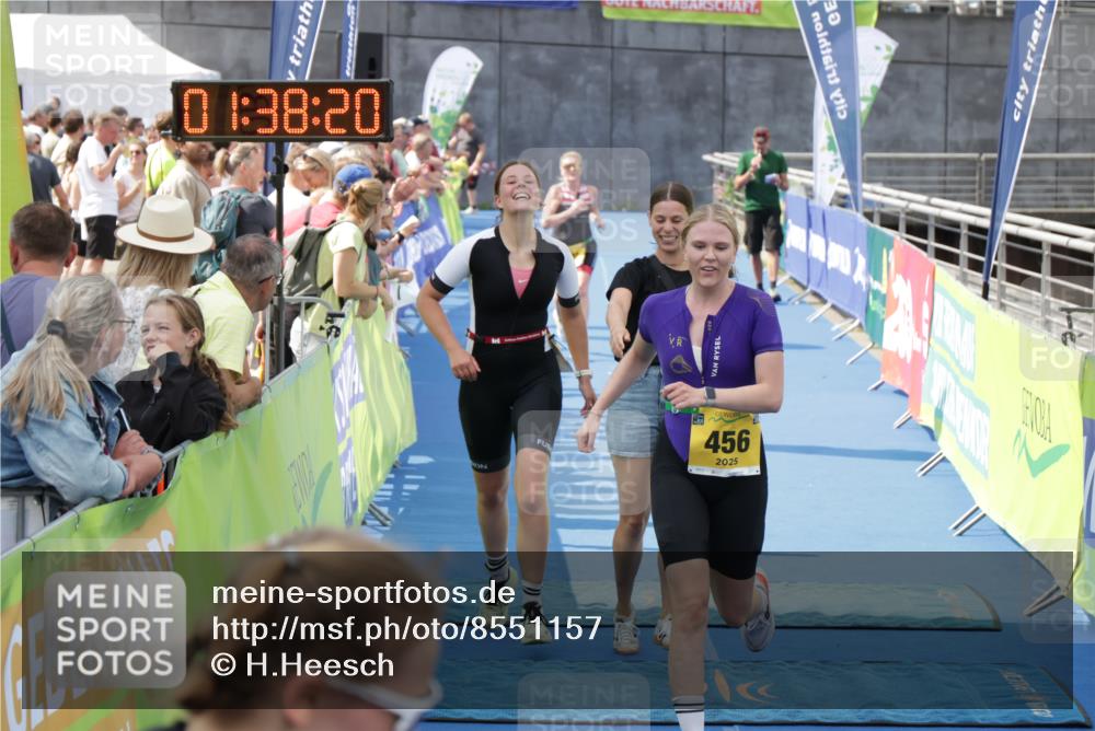 10.08.2025 - GEWOBA Citytriathlon Bremen H.Heesch http://msf.ph/oto/8551157 10.08.2025 11:42:02 Ziel 191, 440, 451, 456, 501 meine-sportfotos.de