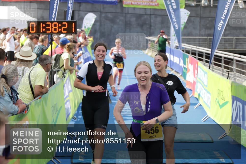 10.08.2025 - GEWOBA Citytriathlon Bremen H.Heesch http://msf.ph/oto/8551159 10.08.2025 11:42:02 Ziel 191, 440, 451, 456, 501 meine-sportfotos.de