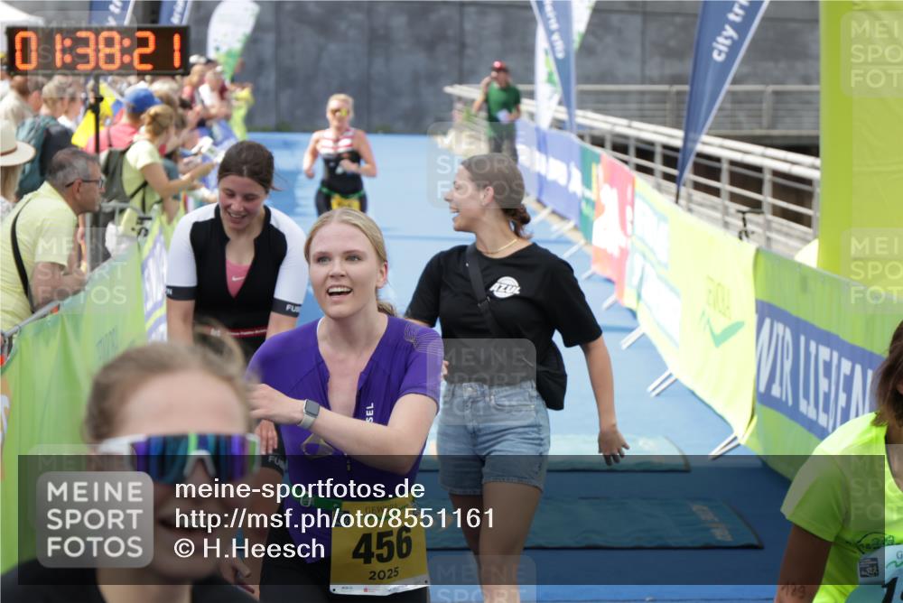 10.08.2025 - GEWOBA Citytriathlon Bremen H.Heesch http://msf.ph/oto/8551161 10.08.2025 11:42:03 Ziel 440, 451, 456, 501 meine-sportfotos.de