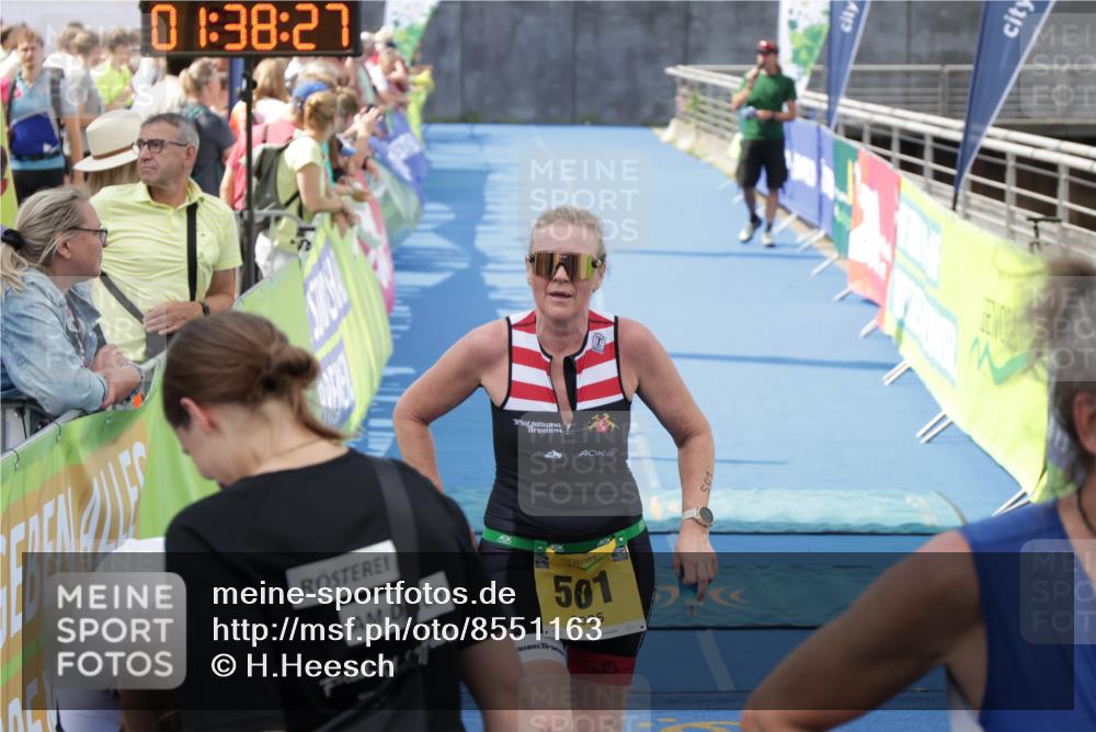 10.08.2025 - GEWOBA Citytriathlon Bremen H.Heesch http://msf.ph/oto/8551163 10.08.2025 11:42:09 Ziel 451, 456, 501 meine-sportfotos.de