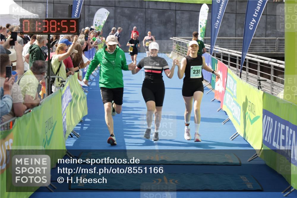 10.08.2025 - GEWOBA Citytriathlon Bremen H.Heesch http://msf.ph/oto/8551166 10.08.2025 11:42:35 Ziel 235, 476 meine-sportfotos.de