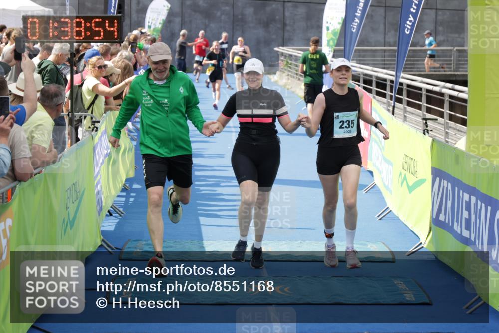10.08.2025 - GEWOBA Citytriathlon Bremen H.Heesch http://msf.ph/oto/8551168 10.08.2025 11:42:35 Ziel 235, 476 meine-sportfotos.de