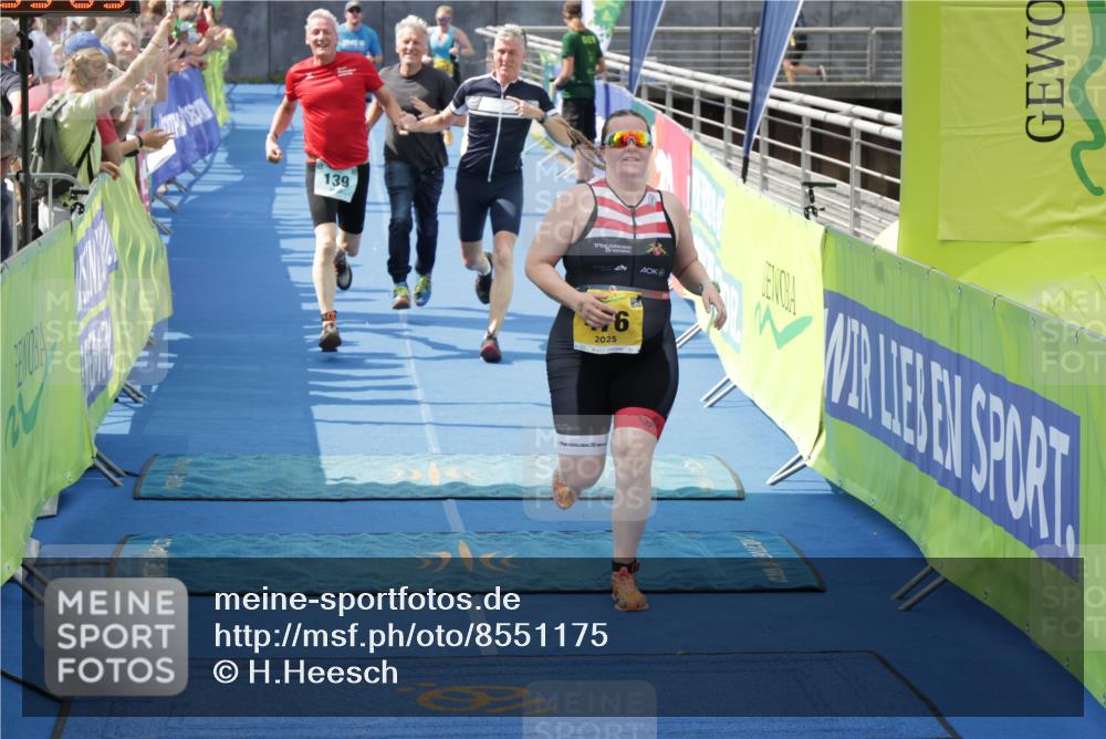 10.08.2025 - GEWOBA Citytriathlon Bremen H.Heesch http://msf.ph/oto/8551175 10.08.2025 11:42:44 Ziel 139, 447, 476 meine-sportfotos.de
