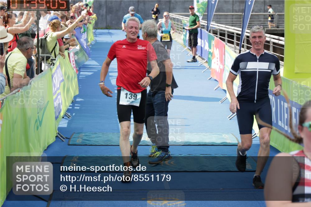 10.08.2025 - GEWOBA Citytriathlon Bremen H.Heesch http://msf.ph/oto/8551179 10.08.2025 11:42:47 Ziel 53, 139, 447, 463 meine-sportfotos.de