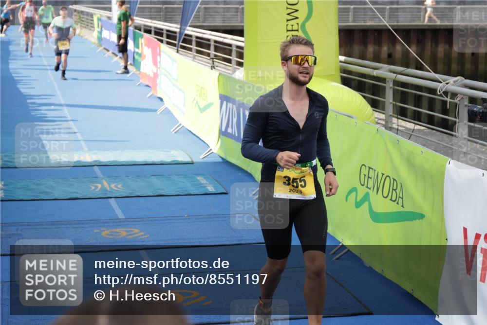 10.08.2025 - GEWOBA Citytriathlon Bremen H.Heesch http://msf.ph/oto/8551197 10.08.2025 11:43:01 Ziel 354, 355, 506 meine-sportfotos.de