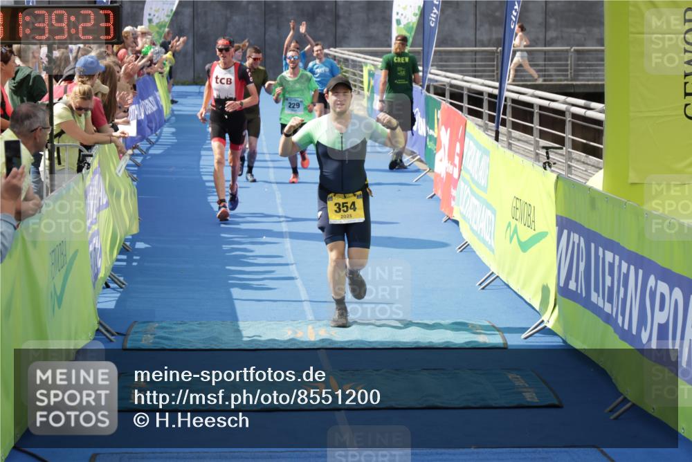 10.08.2025 - GEWOBA Citytriathlon Bremen H.Heesch http://msf.ph/oto/8551200 10.08.2025 11:43:04 Ziel 49, 354, 355, 506 meine-sportfotos.de
