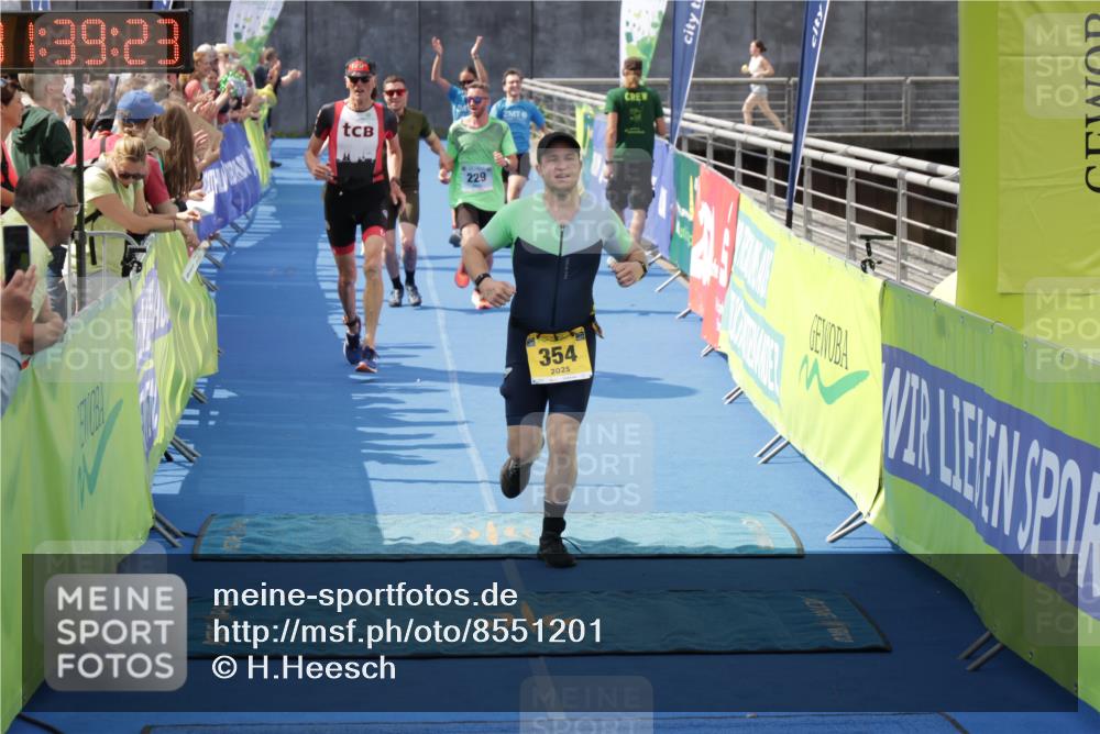 10.08.2025 - GEWOBA Citytriathlon Bremen H.Heesch http://msf.ph/oto/8551201 10.08.2025 11:43:05 Ziel 49, 229, 354, 355, 506 meine-sportfotos.de