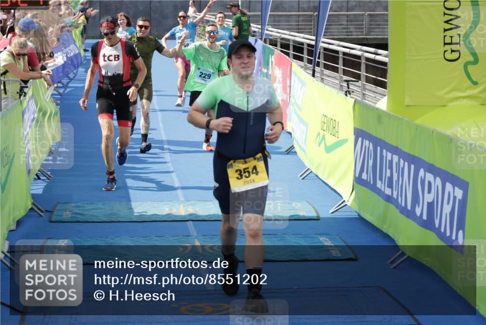 10.08.2025 - GEWOBA Citytriathlon Bremen H.Heesch http://msf.ph/oto/8551202 10.08.2025 11:43:06 Ziel 49, 229, 354, 355, 506 meine-sportfotos.de
