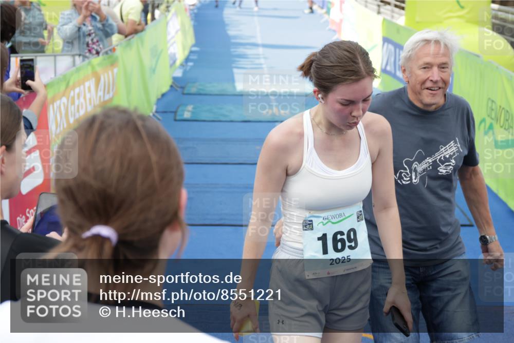 10.08.2025 - GEWOBA Citytriathlon Bremen H.Heesch http://msf.ph/oto/8551221 10.08.2025 11:43:19 Ziel 93, 169 meine-sportfotos.de