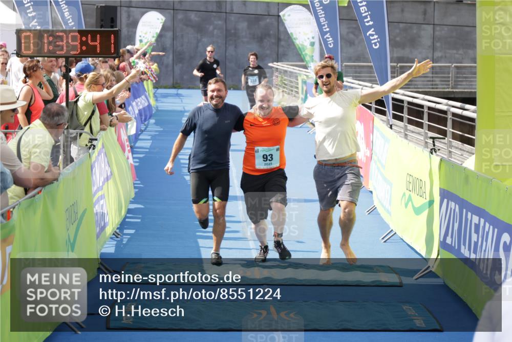 10.08.2025 - GEWOBA Citytriathlon Bremen H.Heesch http://msf.ph/oto/8551224 10.08.2025 11:43:23 Ziel 93, 169, 233 meine-sportfotos.de