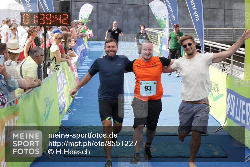10.08.2025 - GEWOBA Citytriathlon Bremen H.Heesch http://msf.ph/oto/8551227 10.08.2025 11:43:24 Ziel 93, 233 meine-sportfotos.de