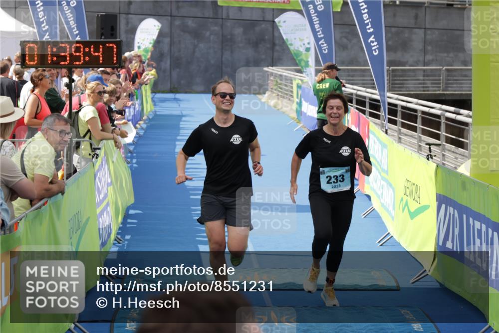 10.08.2025 - GEWOBA Citytriathlon Bremen H.Heesch http://msf.ph/oto/8551231 10.08.2025 11:43:29 Ziel 93, 233 meine-sportfotos.de