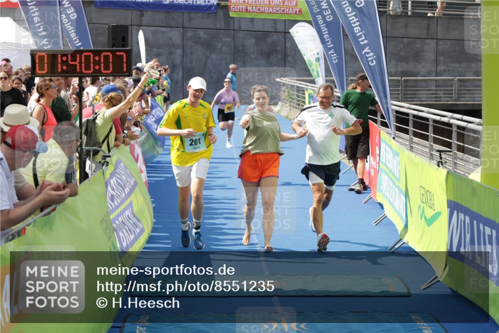 10.08.2025 - GEWOBA Citytriathlon Bremen H.Heesch http://msf.ph/oto/8551235 10.08.2025 11:43:49 Ziel 201, 455, 475 meine-sportfotos.de