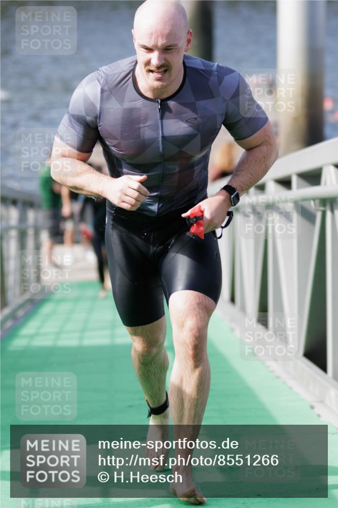 10.08.2025 - GEWOBA Citytriathlon Bremen H.Heesch http://msf.ph/oto/8551266 10.08.2025 10:20:42 Schwimmen 394, 421, 454, 473 meine-sportfotos.de