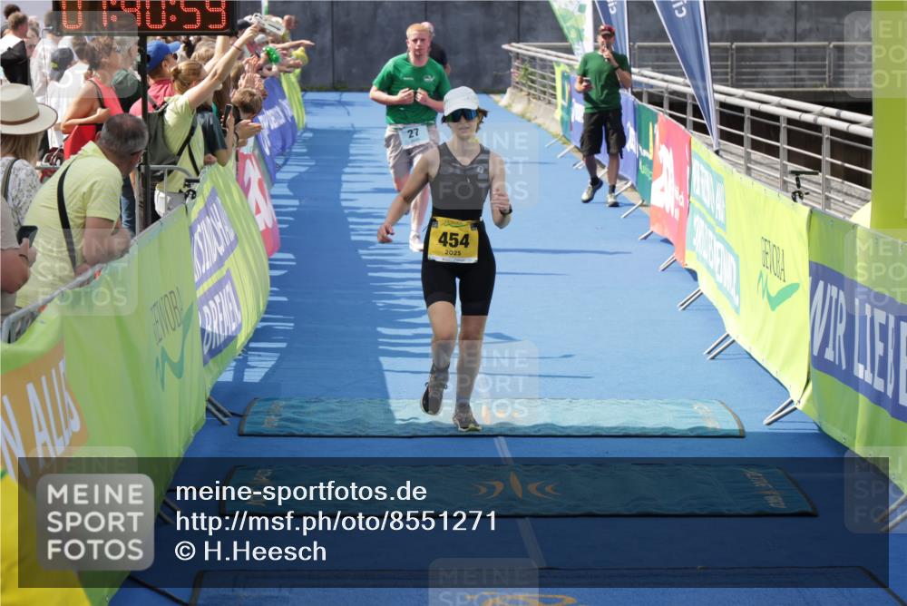 10.08.2025 - GEWOBA Citytriathlon Bremen H.Heesch http://msf.ph/oto/8551271 10.08.2025 11:44:41 Ziel 27, 454 meine-sportfotos.de