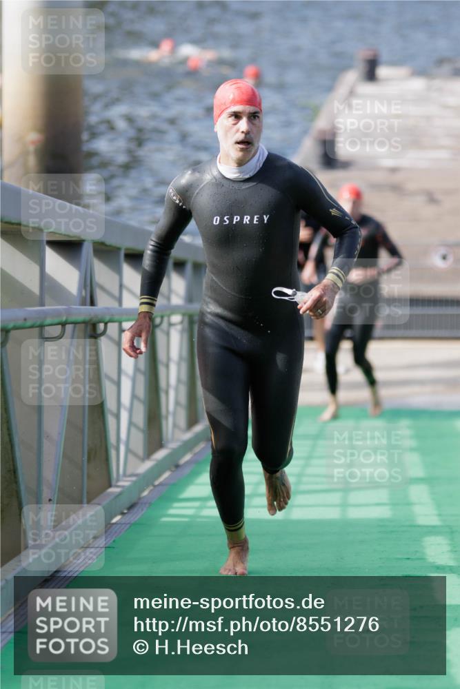 10.08.2025 - GEWOBA Citytriathlon Bremen H.Heesch http://msf.ph/oto/8551276 10.08.2025 10:20:57 Schwimmen 350, 418, 421 meine-sportfotos.de