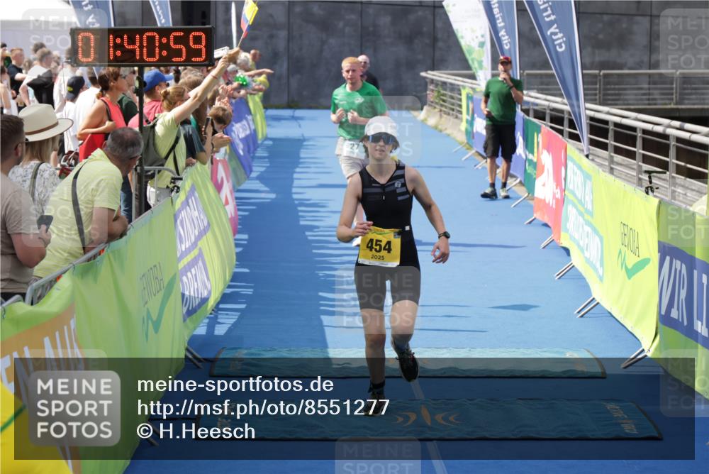 10.08.2025 - GEWOBA Citytriathlon Bremen H.Heesch http://msf.ph/oto/8551277 10.08.2025 11:44:41 Ziel 27, 454 meine-sportfotos.de